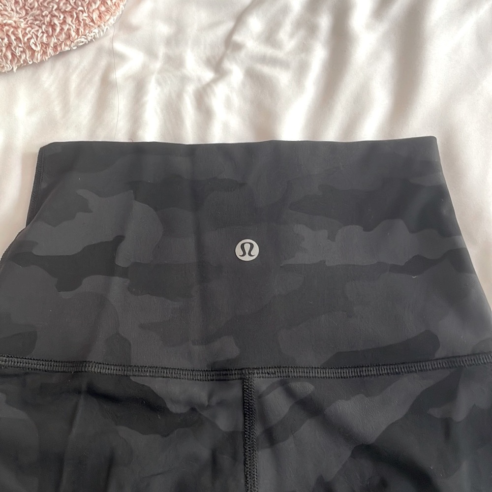 Camo Wunder Under Lululemon 28inch leggings Size 2❤️